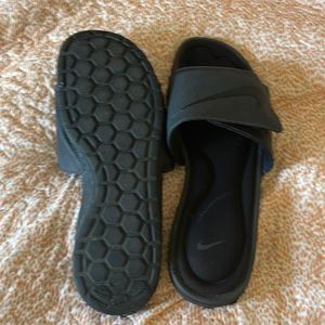 Black sandal size 11-12, memory foam, Velcro top